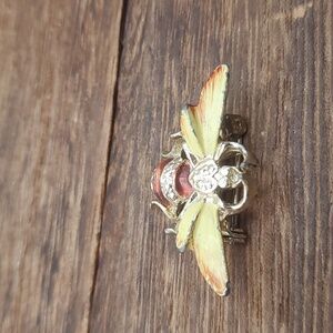 Buzzing Honeybee vintage enamel brooch B532